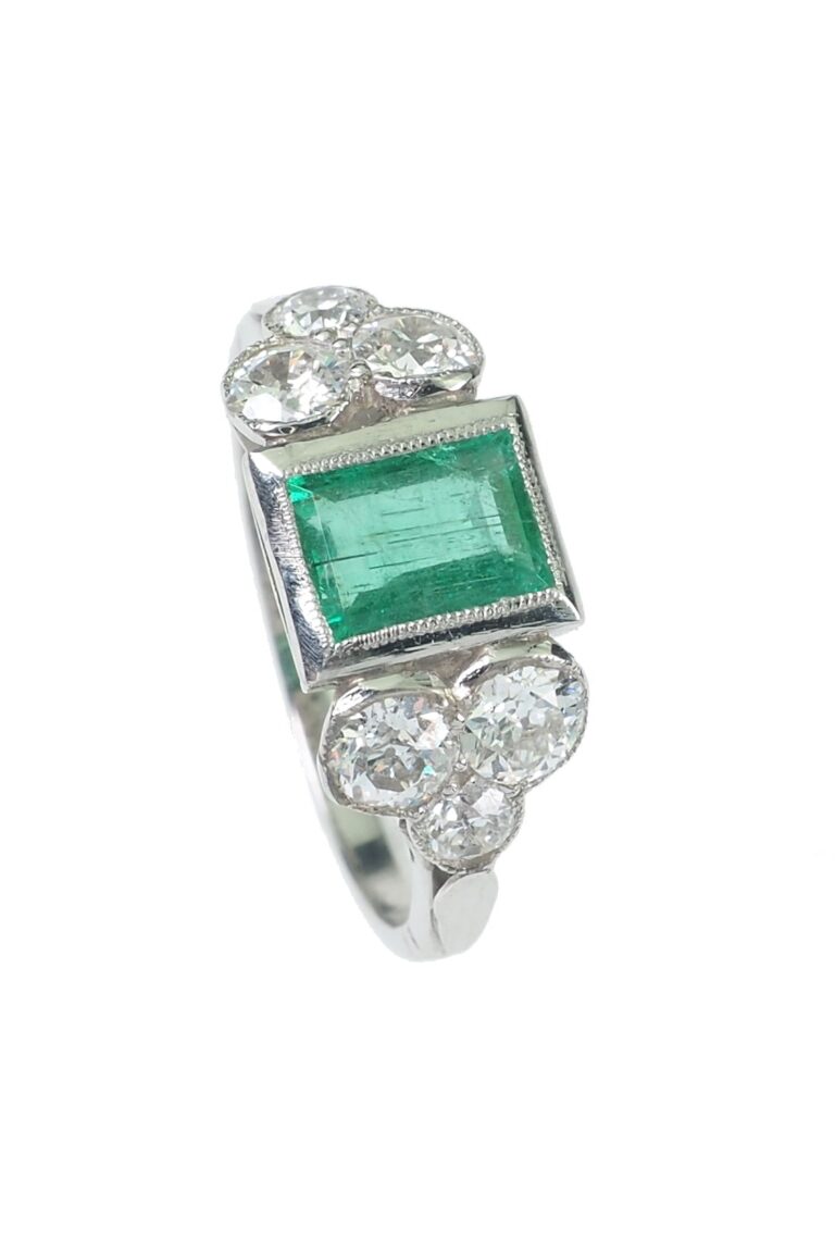 Art déco Verlobungsring mit Smaragd und Diamanten aus Platin