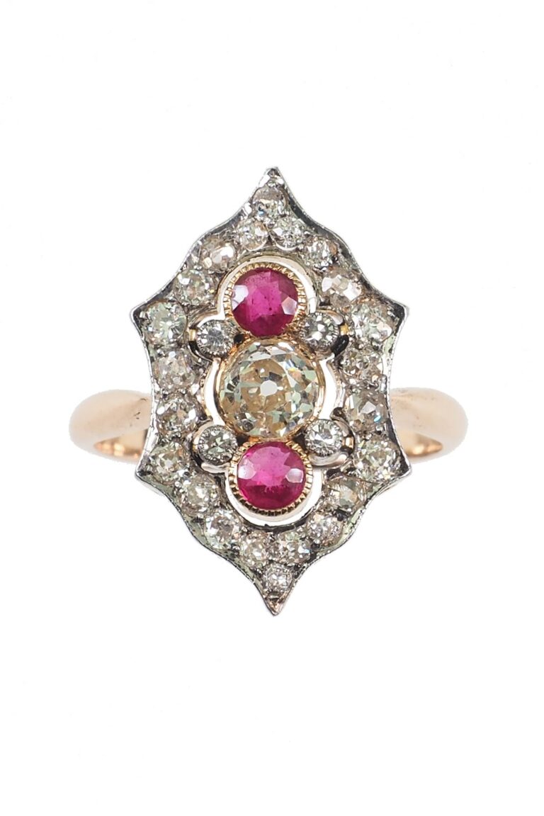 Art Déco Ring mit Rubine und Diamanten aus 18 Karat Gold