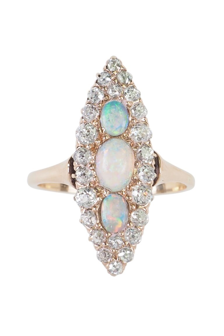 Edwardianischer Ring mit Opale und Diamanten aus 18 Karat Gold