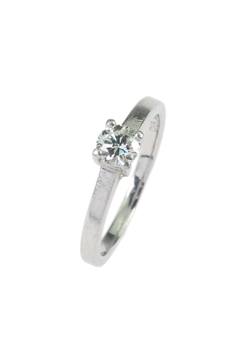 Vintage Verlobungsring mit Diamantsolitaire im Brillantschliff aus Platin