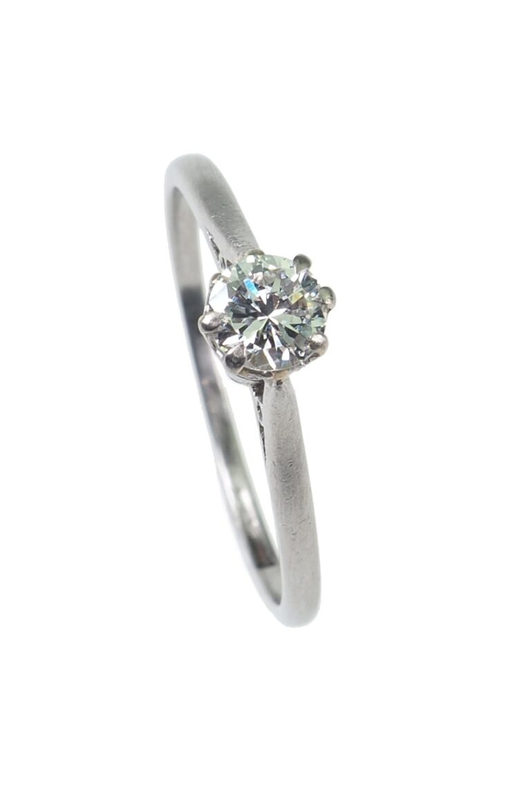 Vintage Verlobungsring mit Diamantsolitaire im Brillantschliff aus Platin