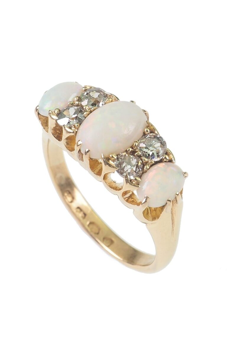Edwardianischer Verlobungsring mit Opale und Diamanten aus 22 Karat Gold