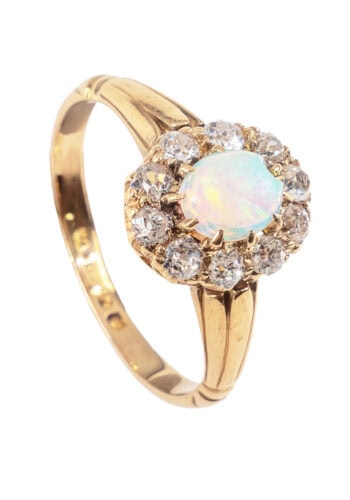 Um 1950 – Entourage Ring mit Opal und Diamanten