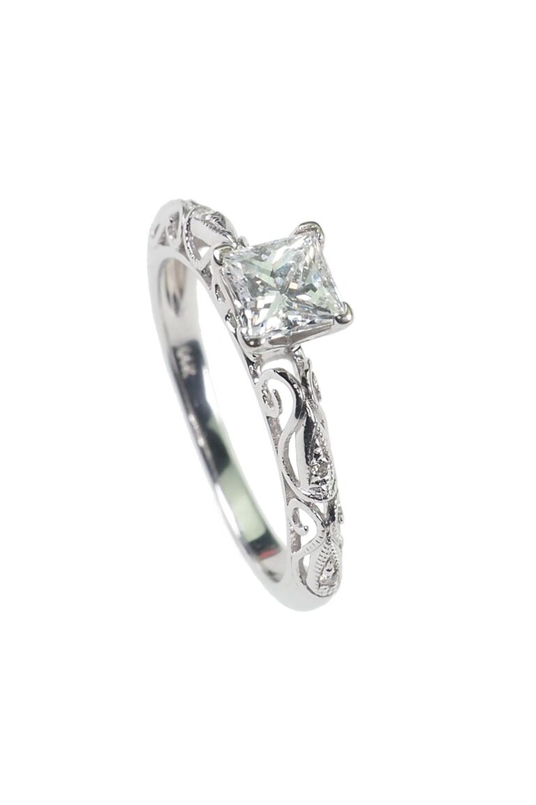 Vintage Verlobungsring mit Diamantsolitaire im Prinzessschliff aus 14 Karat Weißgold