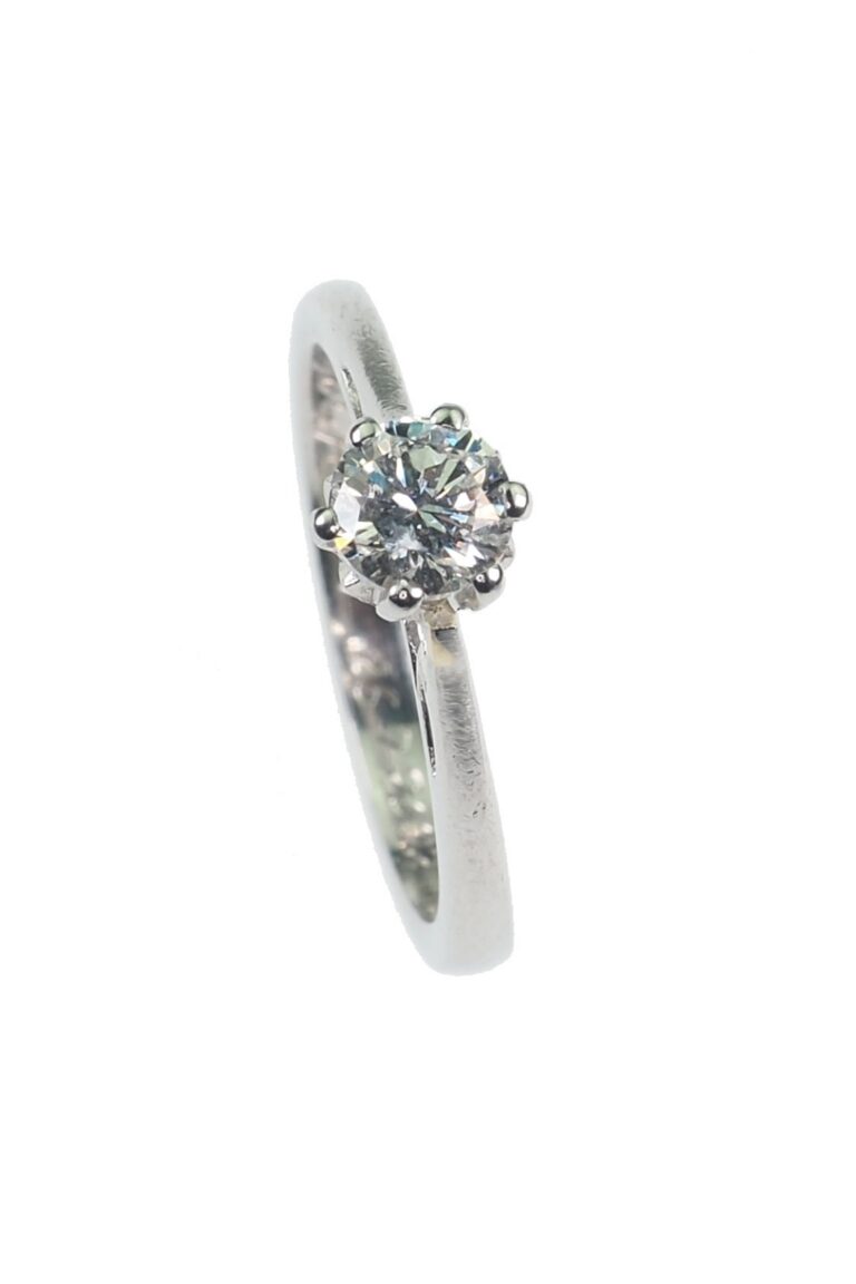 Vintage Verlobungsring mit Diamantsolitaire im Brillantschliff aus Platin