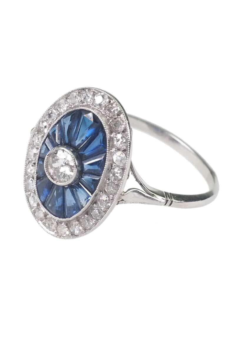 Art déco Verlobungsring mit Saphire und Diamanten aus 18 Karat Weißgold