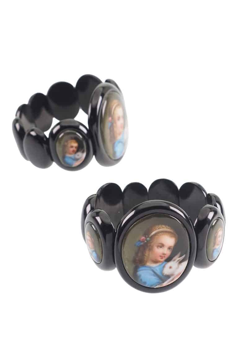 Viktorianisches Armbandpaar aus Whitby Jett mit Porzellanmalereien