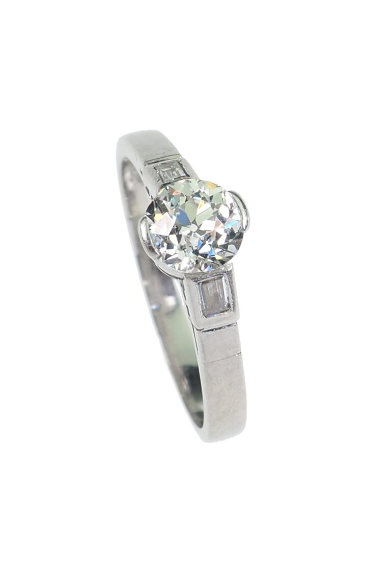 Vintage Verlobungsring mit Diamantsolitaire im Brillantschliff aus Platin