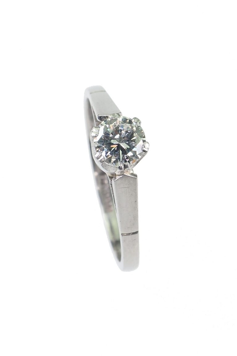 Vintage Verlobungsring mit Diamantsolitaire im Brillantschliff aus Platin