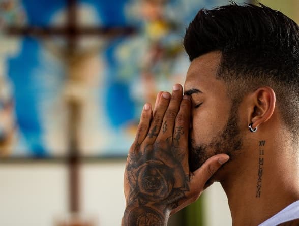 Mann entscheidet Verlobungsringe Berlin Rheinfrank