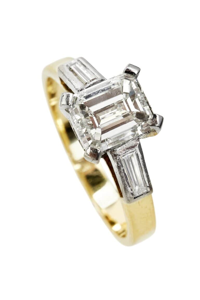 Vintage Verlobungsring mit Diamantsolitaire im Smaragdschliff aus 18 Karat Gold und Platin
