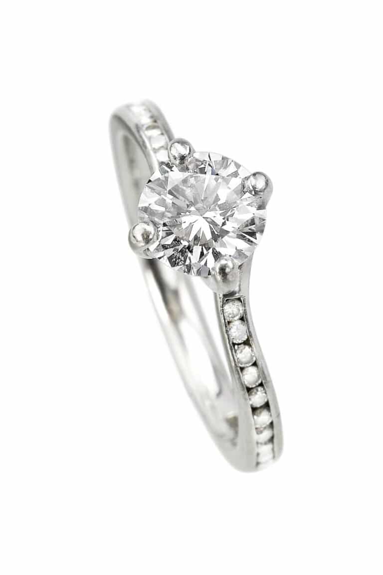 Vintage Verlobungsring mit Diamantsolitaire im Brillantschliff aus Platin