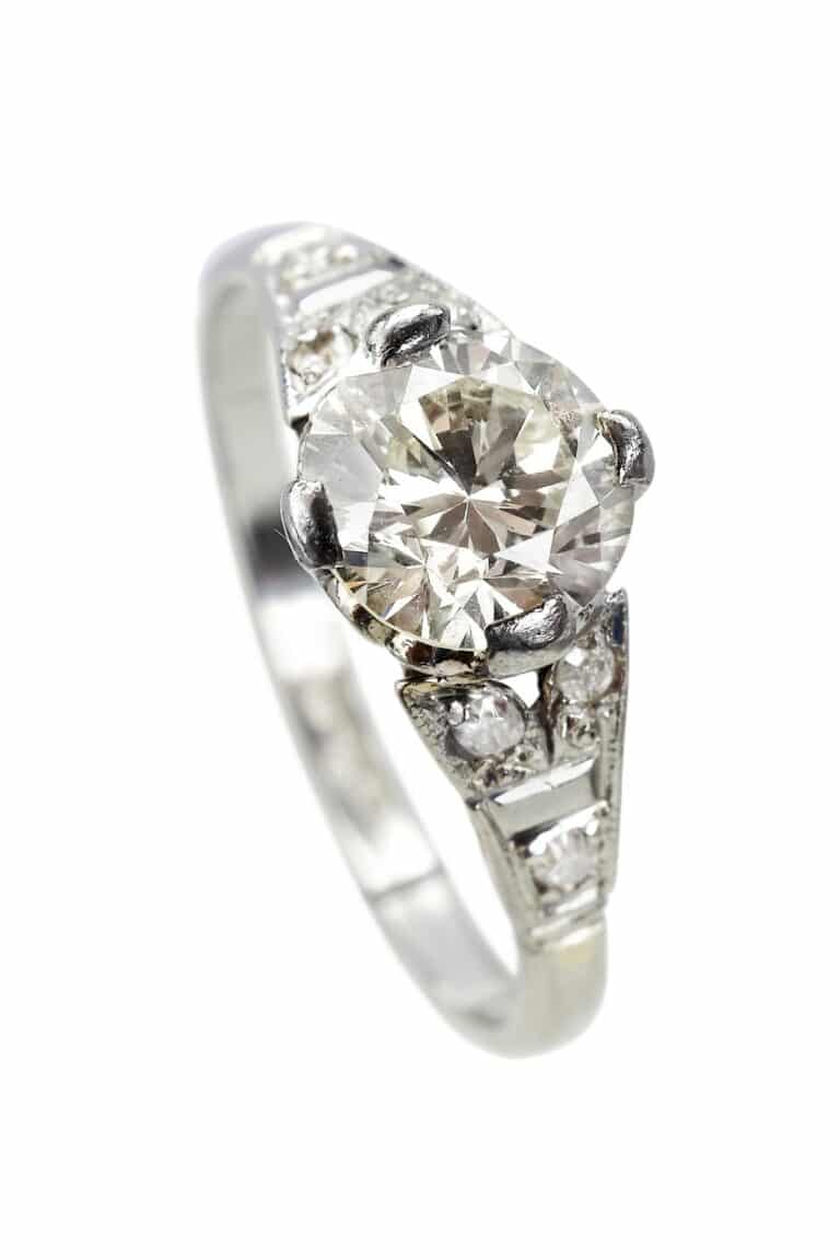 Vintage Verlobungsring mit Diamantsolitaire im Übergangsschliff aus Platin