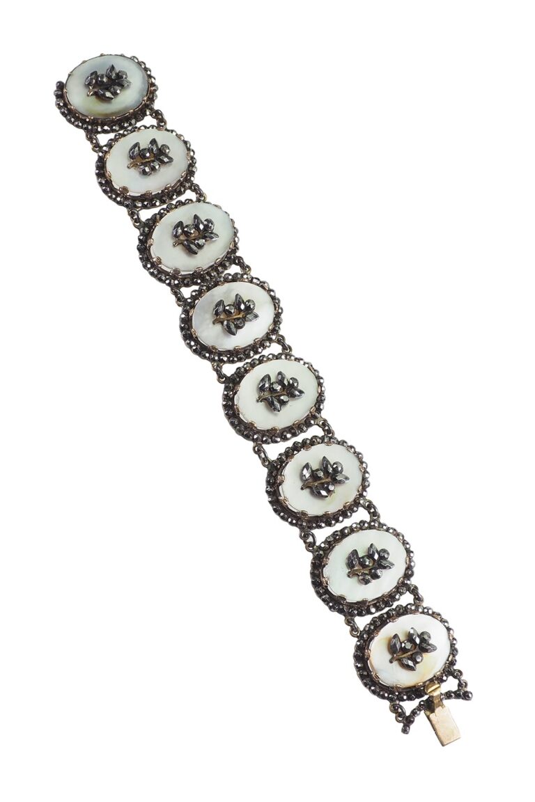 Armband mit Perlmutt im Cut Steel