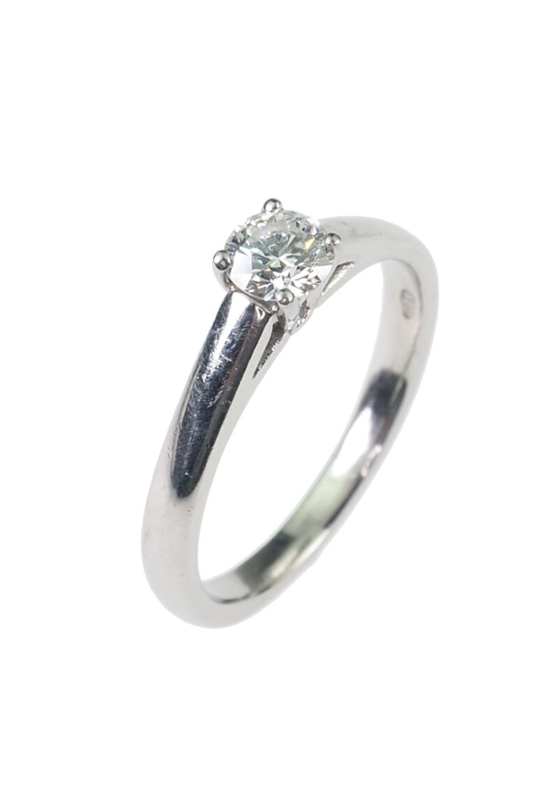 Vintage Verlobungsring mit Diamantsolitaire im Brillantschliff aus Platin