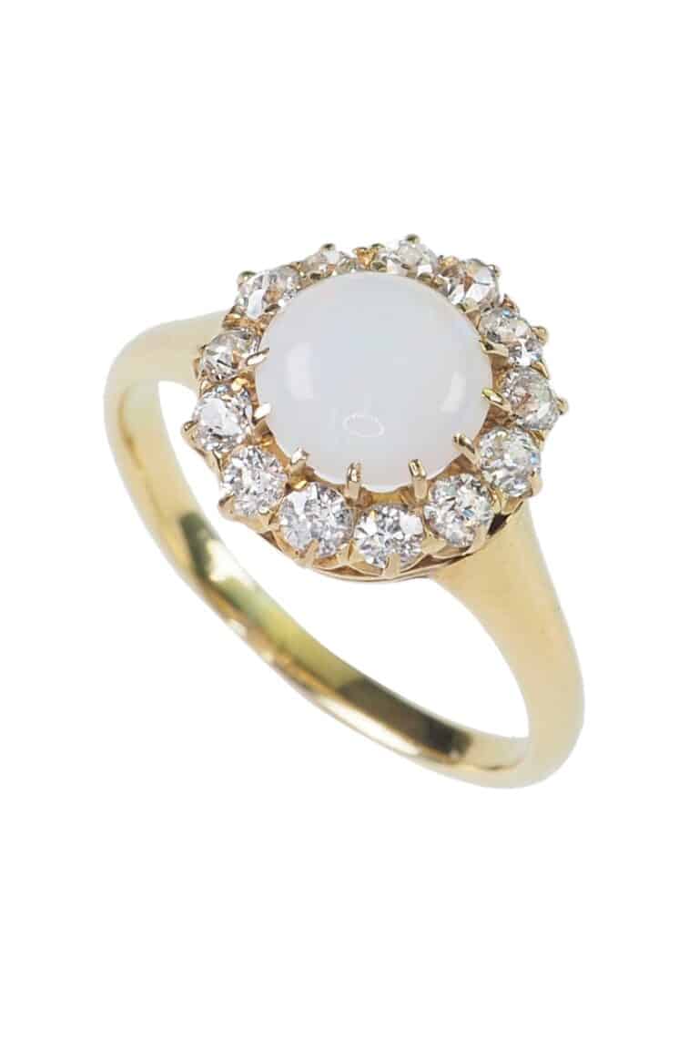 Vintage Verlobungsring mit Opal und Diamanten aus 18 Karat Gelbgold