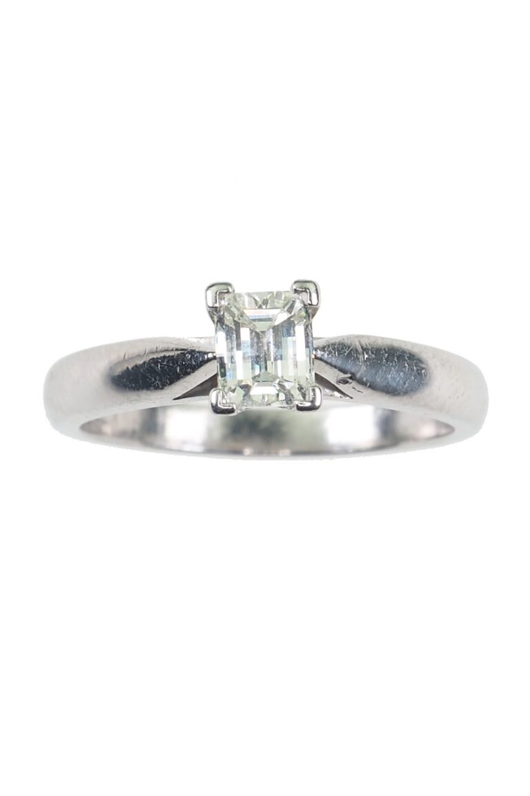 Vintage Verlobungsring mit Diamantsolitaire im facettiertem Fantasieschliff aus Platin