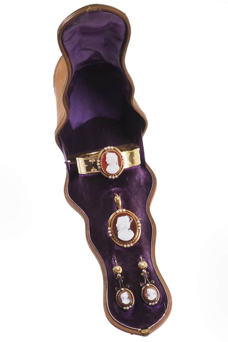 Napoléon III. Schmuckset mit Steinkameen und Perlen aus 18 Karat Gold