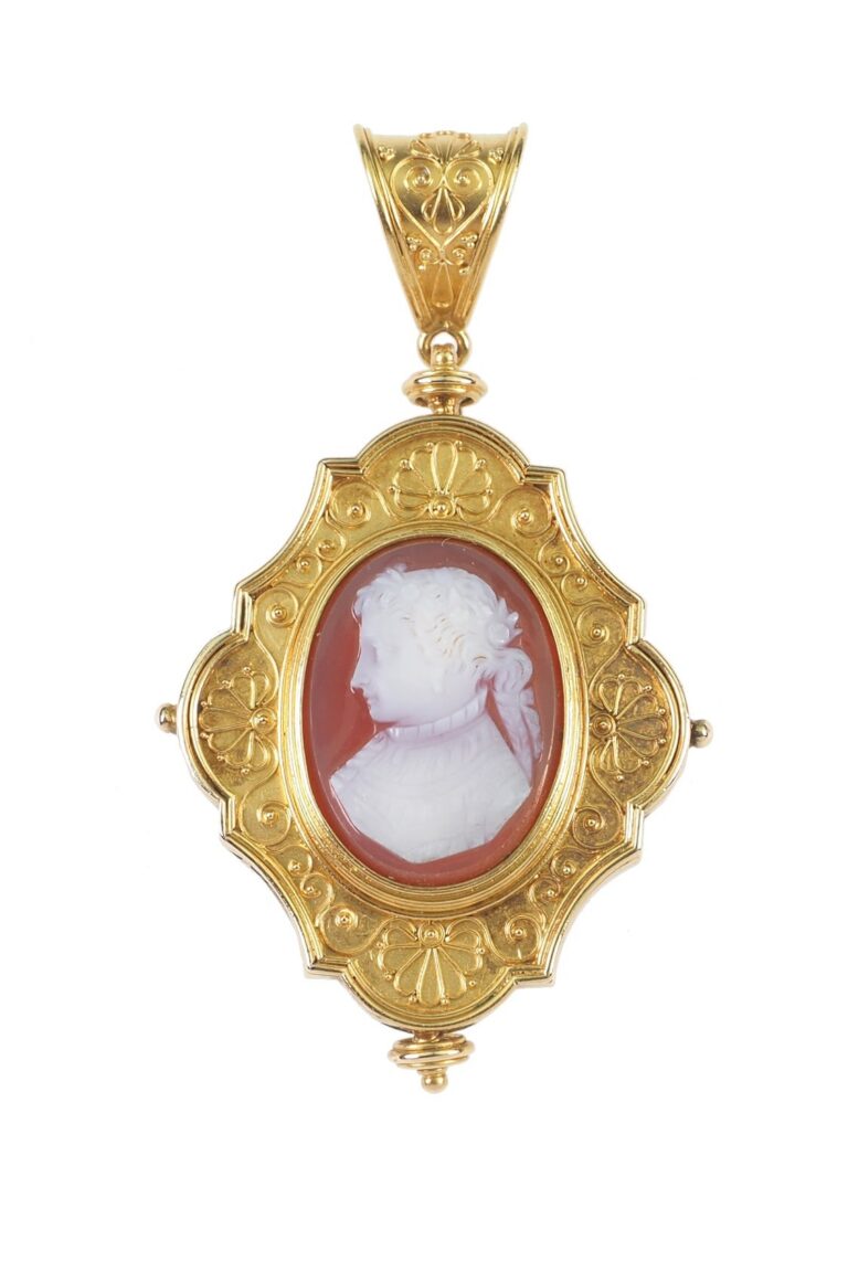 Viktorianischer Anhänger mit Karneolkamee aus 15 Karat Gelbgold