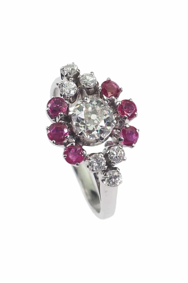 Vintage Verlobungsring mit Rubine und Diamanten aus 18 Karat Gold