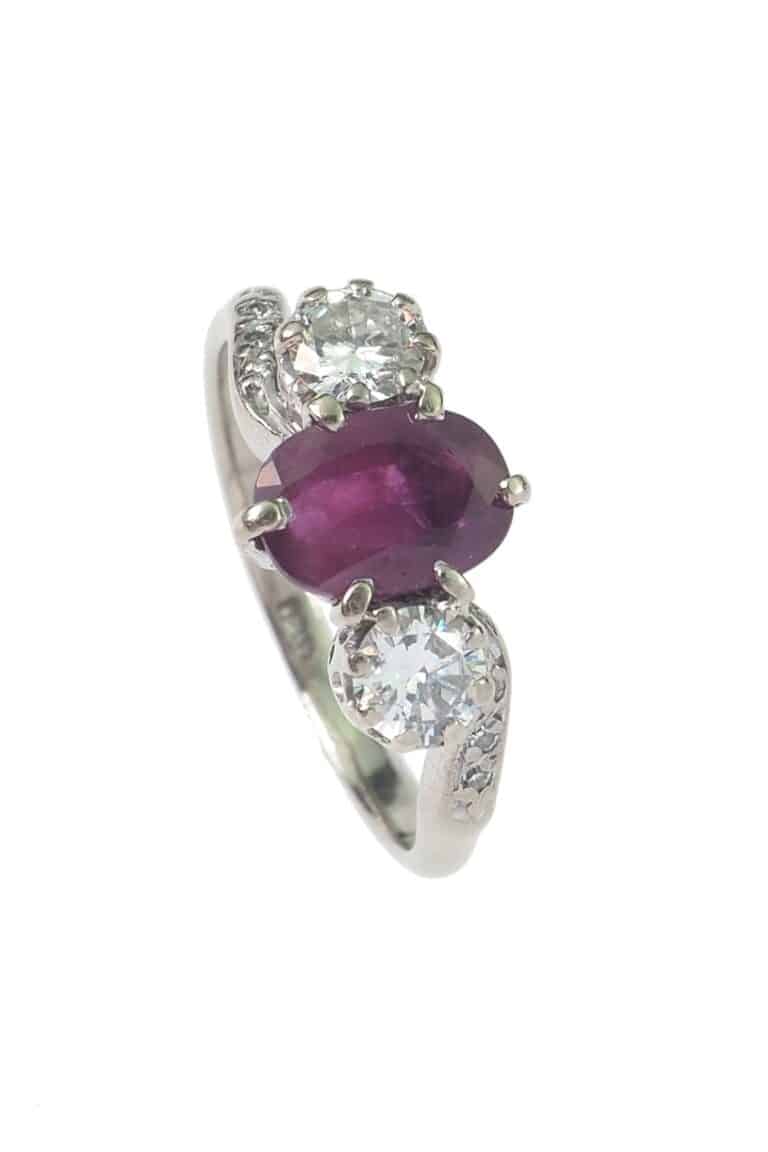 Vintage Verlobungsring mit Rubin und Diamanten aus 18 Karat Gold