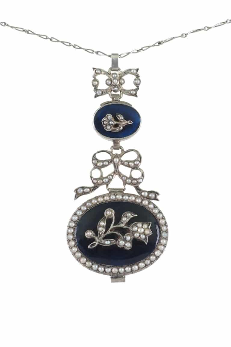 Schmuckset bestehend aus einem Anhänger mit Kette und Ohrringen mit Emaille und Perlen aus Silber