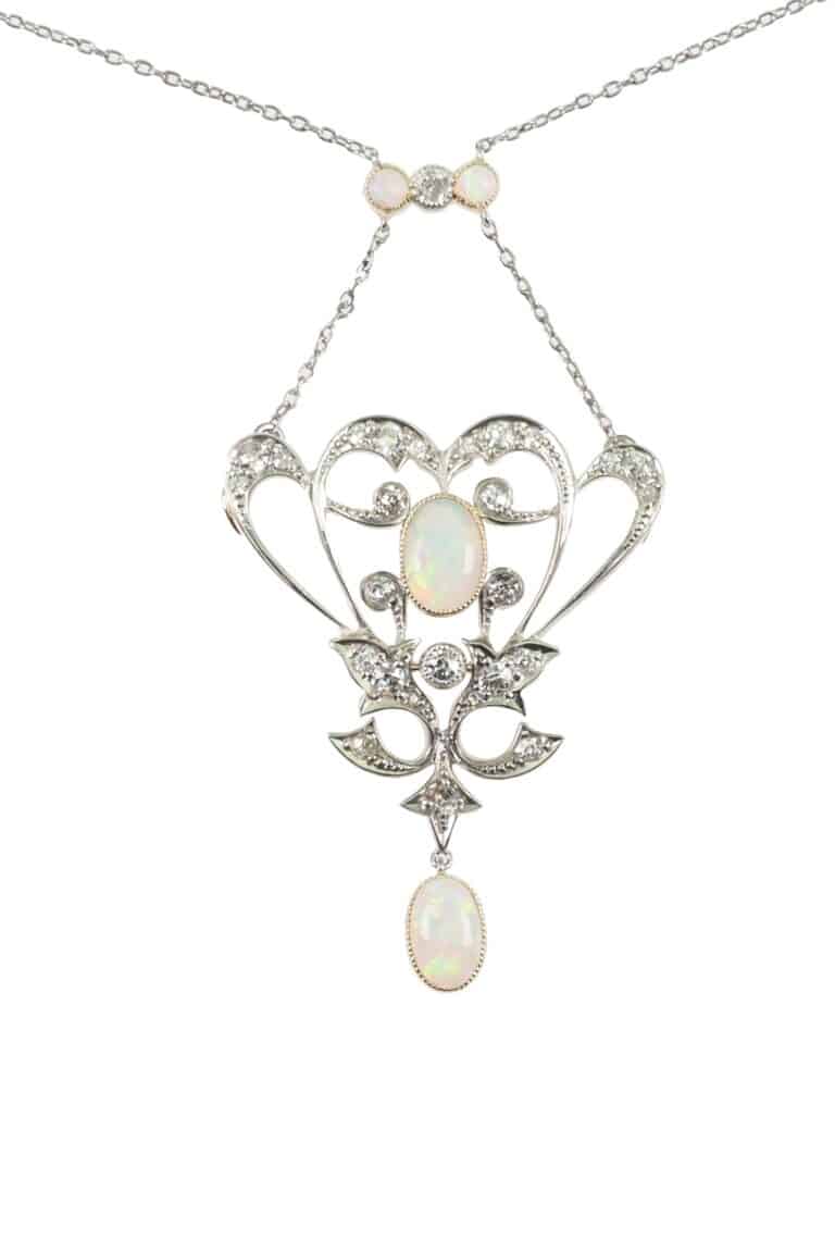 Edwardianisches Collier mit Diamanten und Opale aus 15 Karat Gold und Platin