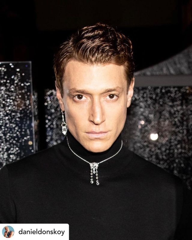 Posted @withrepost • @danieldonskoy Thank you for having me on this wonderful evening in Berlin  @dior & @diorbeauty ! 
Special 🖤 to @csennlaub 
📸 @clemensporikys 🖤
👔 @dior // @vcom.tpa 
💎@antique_jewellery_berlin
.
.
.

#JADOREDIOR
#DIORPARFUMS
#fashion
#Berlin #paris #dior #antique_jewellery_berlin #antiquejewelry #artdecojewelry #mensjewelry #jewelry