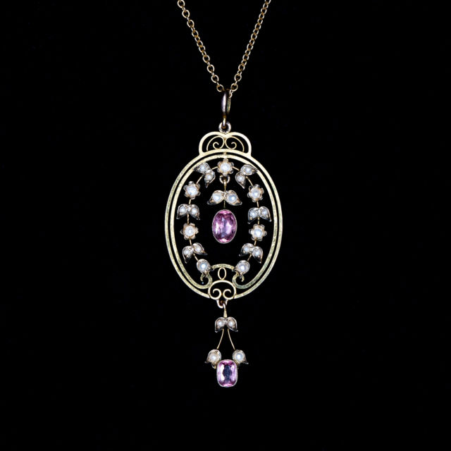 Lavalier necklaces are believed to be named after Duchess Louise de La Vallière, a mistress of the French King Louis XIV. She wore these elongated pendants already in the 18th century. It reappeared constantly throughout the 19th century, always adapted in the then fashionable style and had its hight of popularity at the beginning of the 20th century, in Art Nouveau (up to ca. 1920), Edwardian and Art Deco (1920 to ca. 1940).​​​​​​​​​You can buy antique necklaces and pendants with chain at our store in Berlin-Mitte as well as 24/7 online: 

www.antique-jewellery.com 

Product No.: 0619

Lavalier Colliers sind nach der Herzogin Louise de La Vallière benannt, eine Mätresse von Frankreichs König Ludwig XIV. Sie machte diesen Stil bereits im 18. Jahrhundert populär. Diese Art von Anhänger tauchte dann im 19. Jahrhundert regelmäßig auf, dem jeweiligen Stil angepasst, und erfuhr seinen Höhepunkt Anfang des 20. Jahrhunderts im Art Nouveau (bis ca. 1920), dem Edwardian und dann im Art Deco (1920 bis ca. 1940).
Antike Colliers und Anhänger mit Kette kaufen Sie bei uns in Berlin-Mitte sowie 24/7 online: 

www.antique-jewellery.de 

Artikelnr.: 0619 

#kette #necklace #vintagenecklace #antiquenecklace #chain #diamond #diamondchain #diamondnecklace #pearlnecklace #goldchain #vintagechain #antique_jewellery_berlin #antikschmuck #antiquejewelry #schmuck #luxuryjewelry #vintagejewellery #antiquejewellery #onlineshopping #lovejewellery #prelovedjewellery #preloved