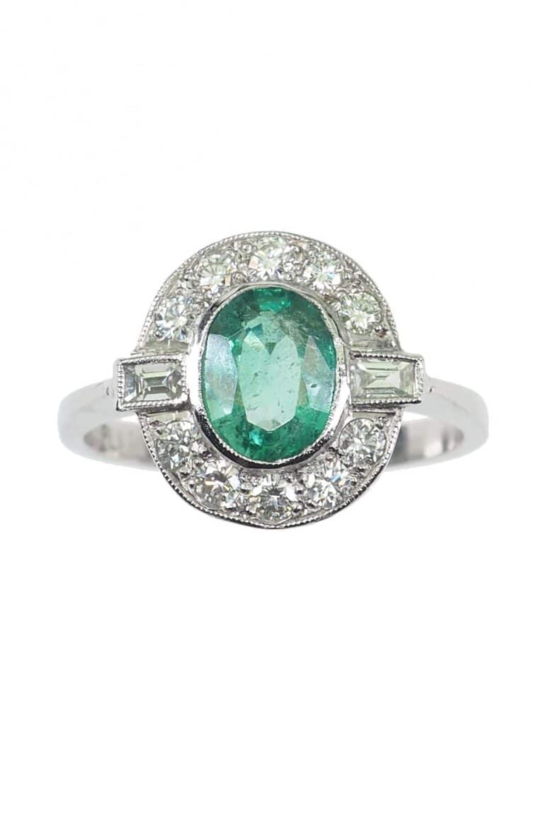 Vintage Verlobungsring mit Smaragd und Diamanten aus Platin