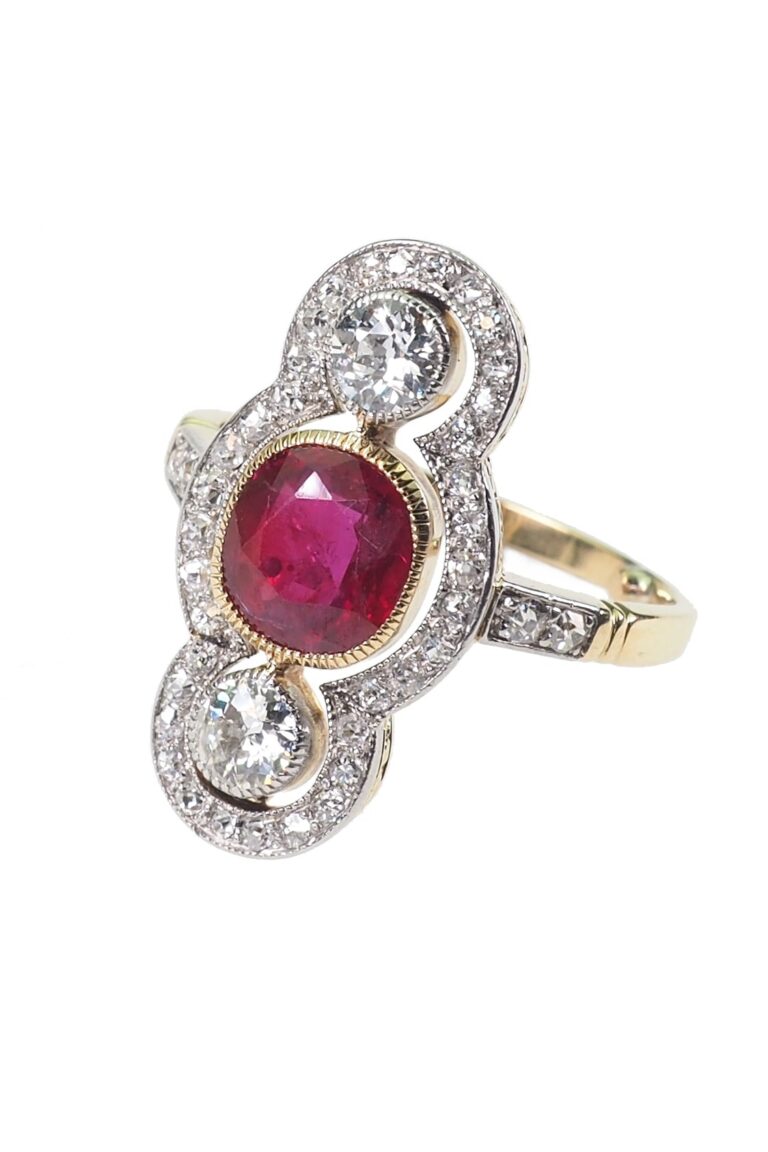Art Déco Ring mit Rubin und Diamanten aus 18 Karat Gold und Platin